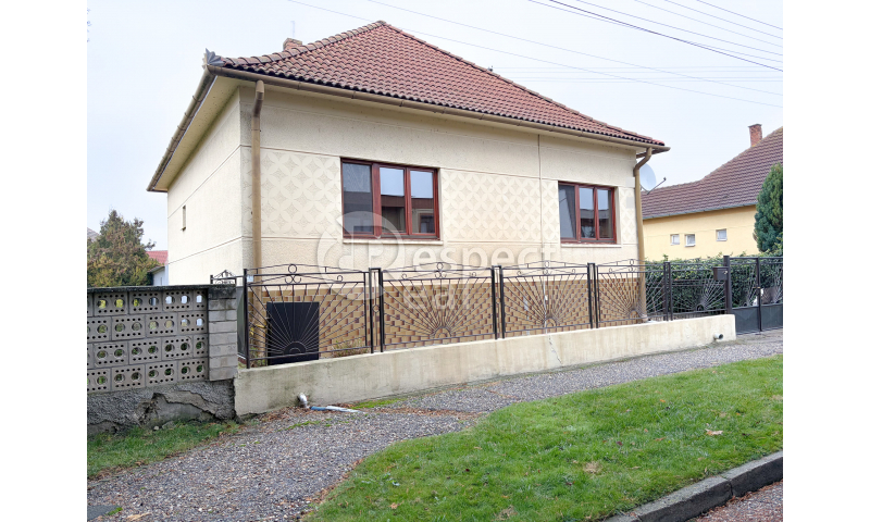 Príjemný rodinný dom v dobrej lokalite s veľkým dvorom v obci Trhová Hradská